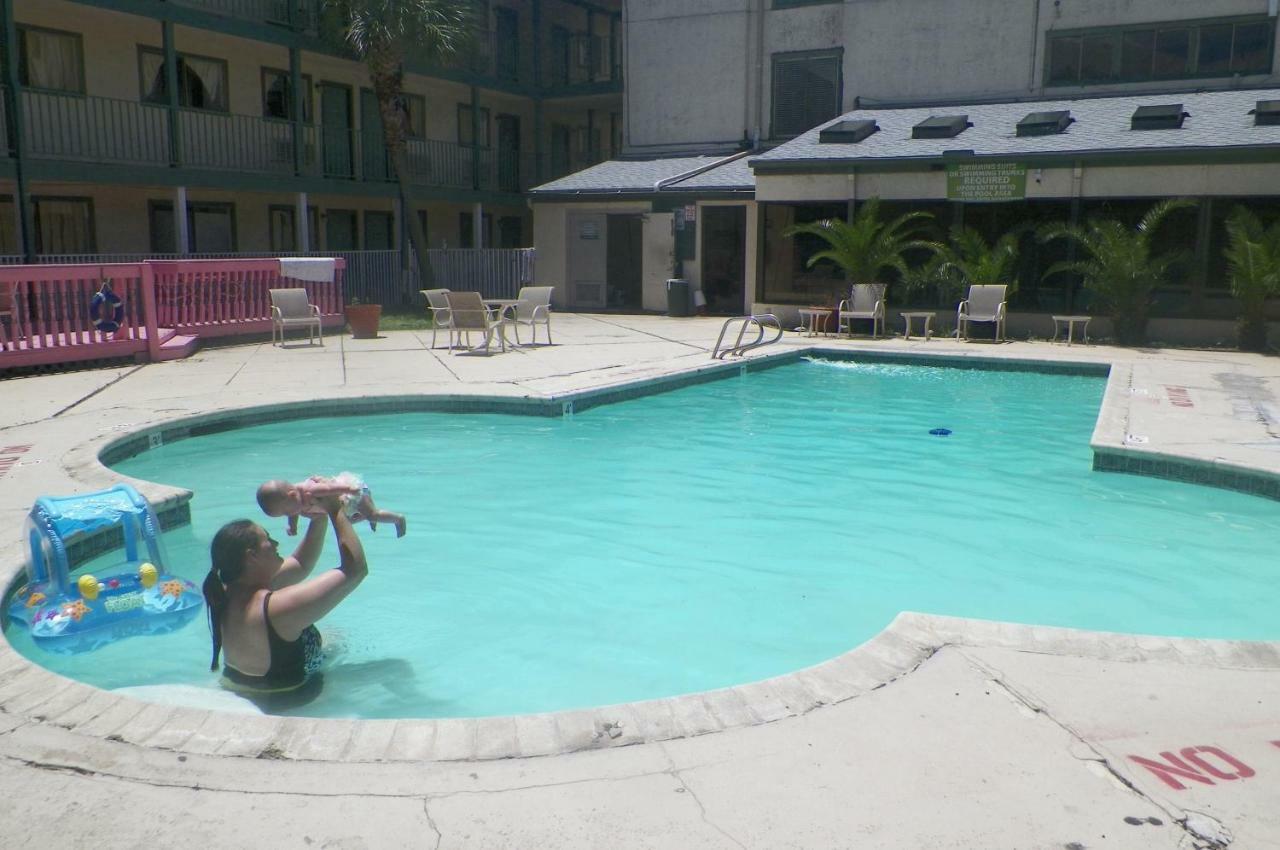 Amerihome Inn & Suites Houston Airport North エクステリア 写真